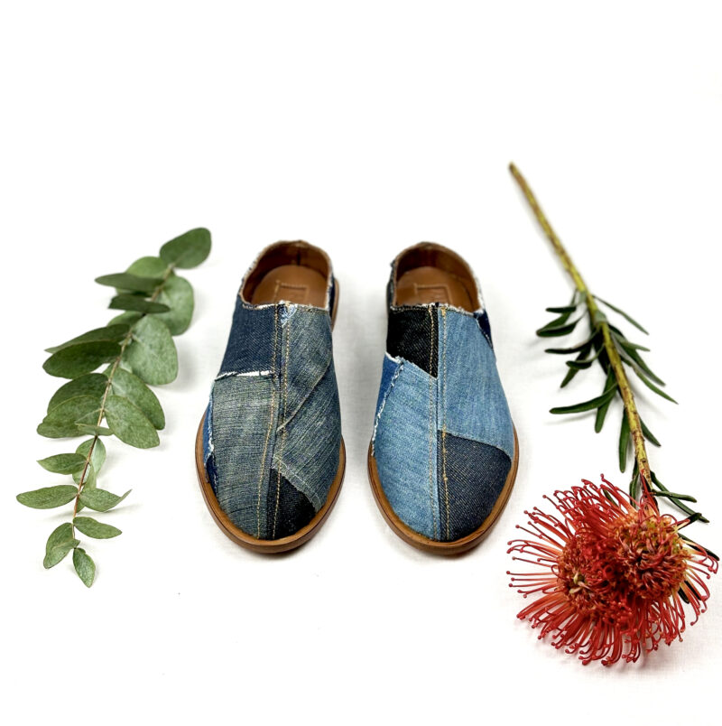 Mules italianas hechas a mano con denim upcycled, promoviendo la equidad social