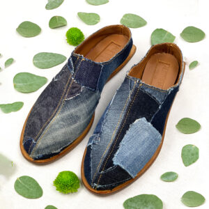 Sabot con tacco basso fatti a mano in denim upcycled, promuovendo l'inclusione sociale