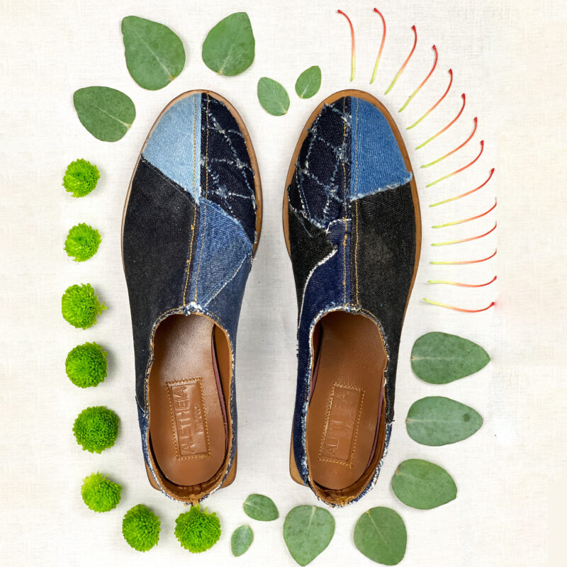 Sabot con tacco basso fatti a mano in denim upcycled, promuovendo l'inclusione sociale